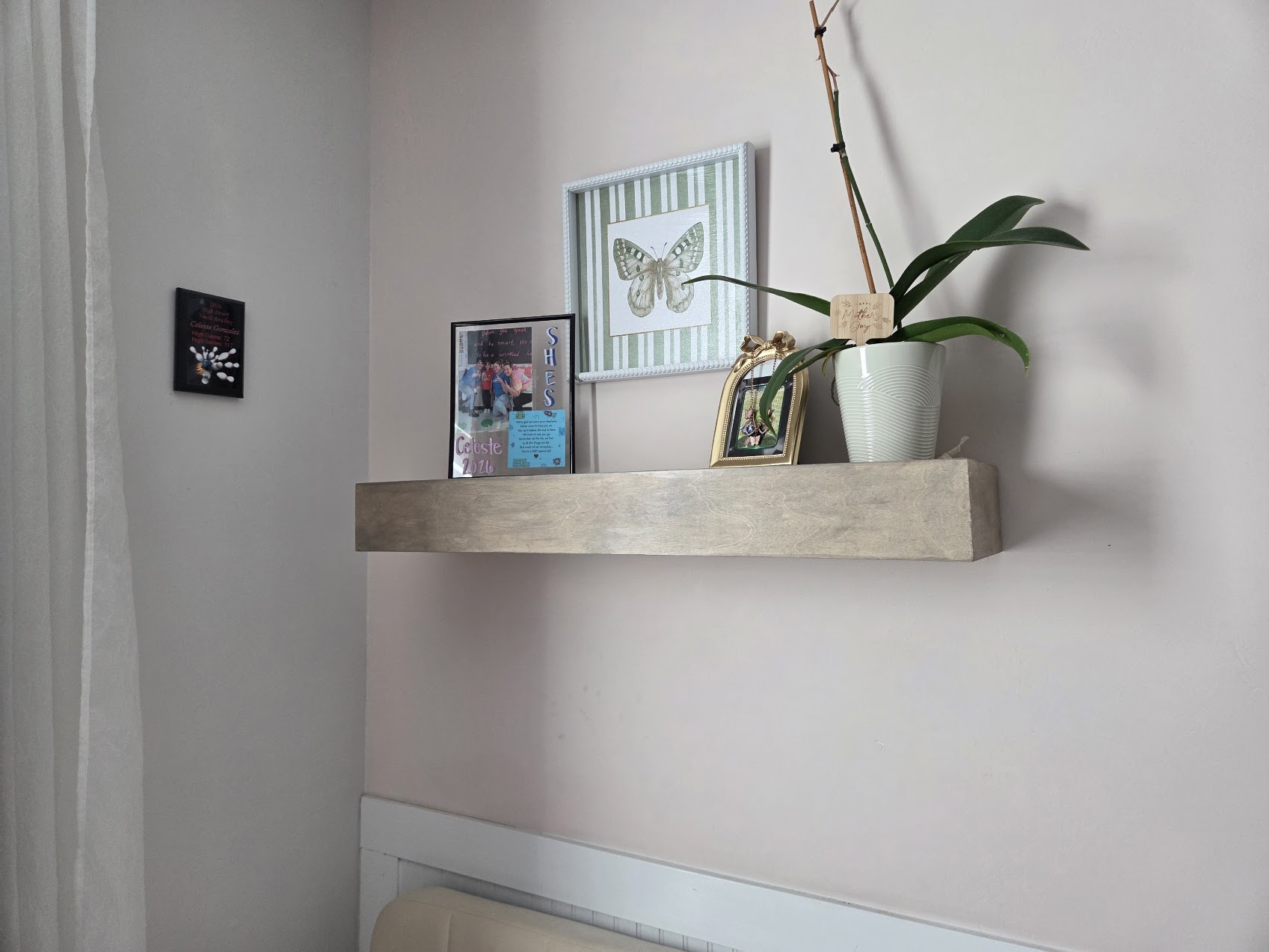 Floating shelf for kids bedroom
